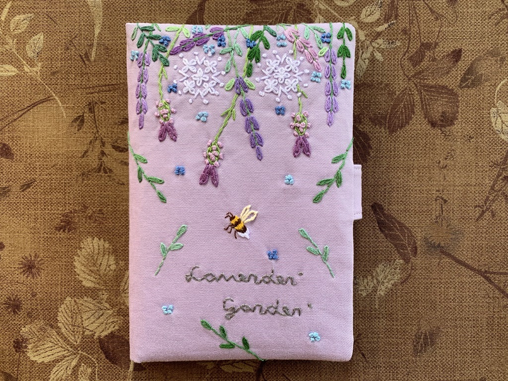 ハンドメイド 手刺繍「蜜蜂とラベンダーガーデンのカード9枚、お薬手帳、母子手帳、通帳収納ケース」薄紫色 10 _画像1