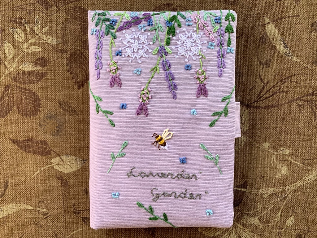 ハンドメイド 手刺繍「蜜蜂とラベンダーガーデンのカード9枚、お薬手帳、母子手帳、通帳収納ケース」薄紫色 10 _画像2
