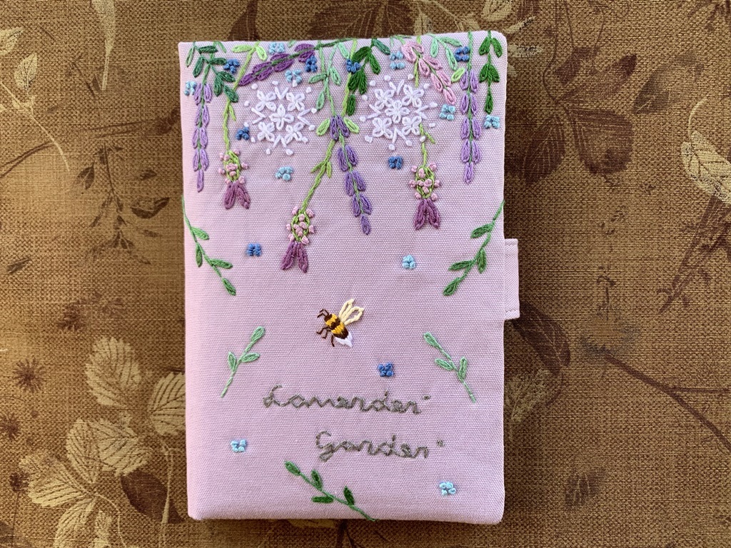 ハンドメイド 手刺繍「蜜蜂とラベンダーガーデンのカード9枚、お薬手帳、母子手帳、通帳収納ケース」薄紫色 10 _画像3