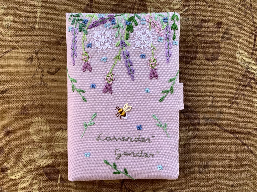 ハンドメイド 手刺繍「蜜蜂とラベンダーガーデンのカード9枚、お薬手帳、母子手帳、通帳収納ケース」薄紫色 10 _画像4