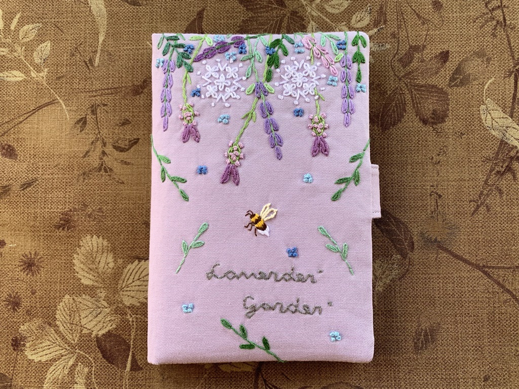 ハンドメイド 手刺繍「蜜蜂とラベンダーガーデンのカード9枚、お薬手帳、母子手帳、通帳収納ケース」薄紫色 10 _画像5