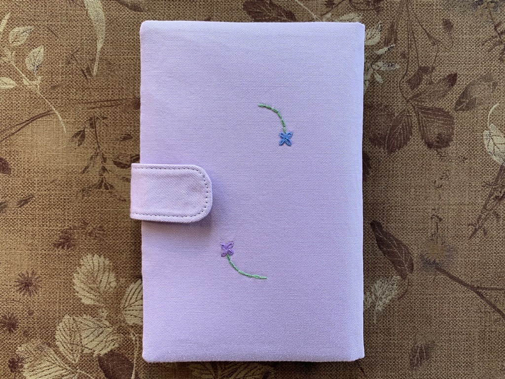 ハンドメイド 手刺繍「蜜蜂とラベンダーガーデンのカード9枚、お薬手帳、母子手帳、通帳収納ケース」薄紫色 10 _画像6