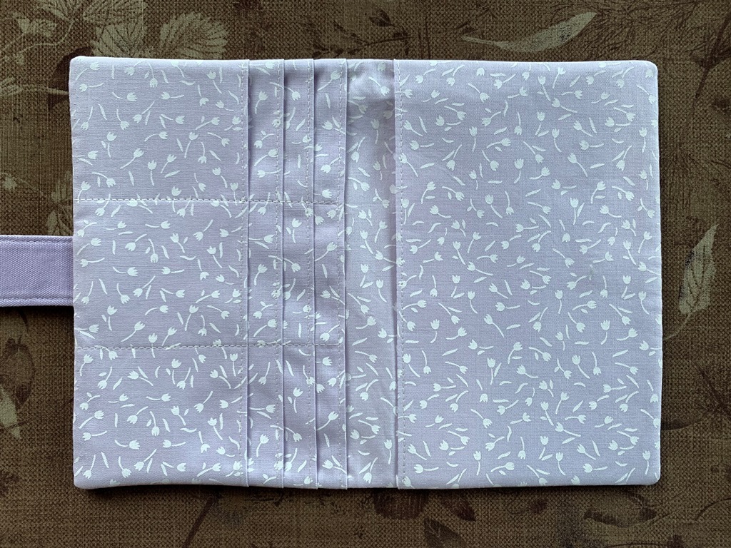 ハンドメイド 手刺繍「蜜蜂とラベンダーガーデンのカード9枚、お薬手帳、母子手帳、通帳収納ケース」薄紫色 10 _画像7