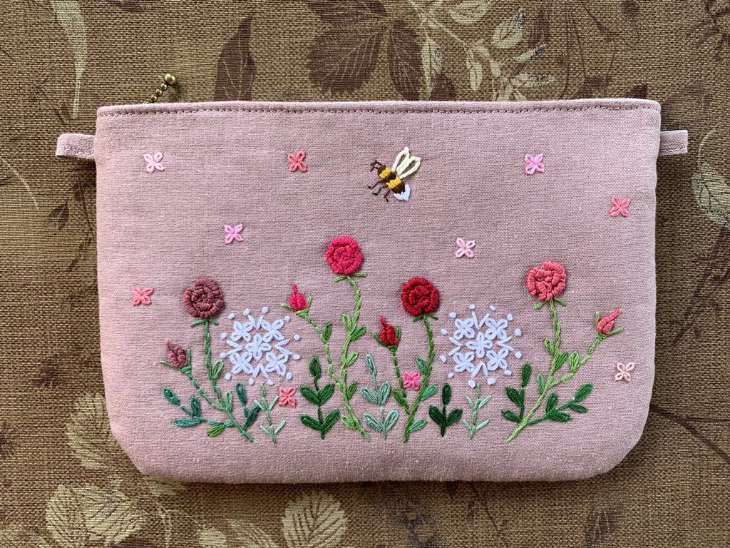 ハンドメイド 手刺繍 「蜜蜂とローズガーデンのファスナー付きフラットポーチ」 2WAY スマホ 眼鏡 通帳 モーブピンク色_画像1