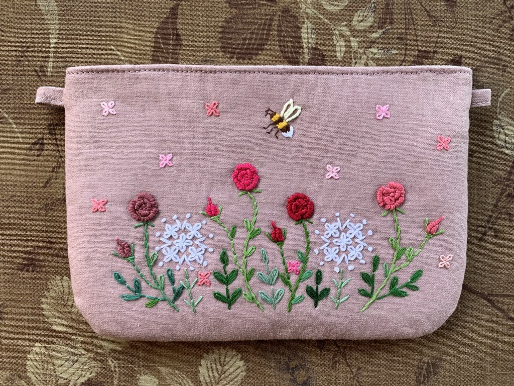 ハンドメイド 手刺繍 「蜜蜂とローズガーデンのファスナー付きフラットポーチ」 2WAY スマホ 眼鏡 通帳 モーブピンク色_画像2