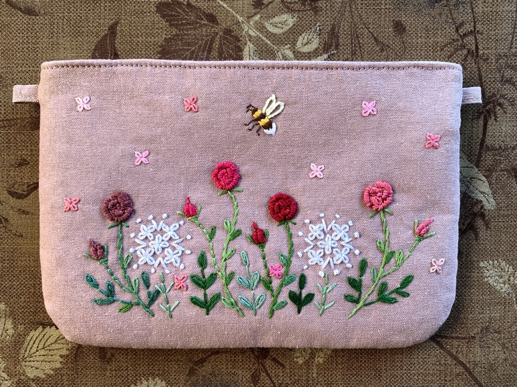 ハンドメイド 手刺繍 「蜜蜂とローズガーデンのファスナー付きフラットポーチ」 2WAY スマホ 眼鏡 通帳 モーブピンク色_画像3