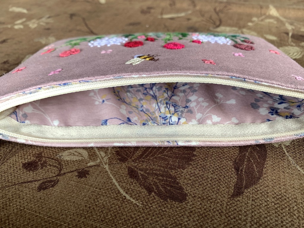 ハンドメイド 手刺繍 「蜜蜂とローズガーデンのファスナー付きフラットポーチ」 2WAY スマホ 眼鏡 通帳 モーブピンク色_画像5