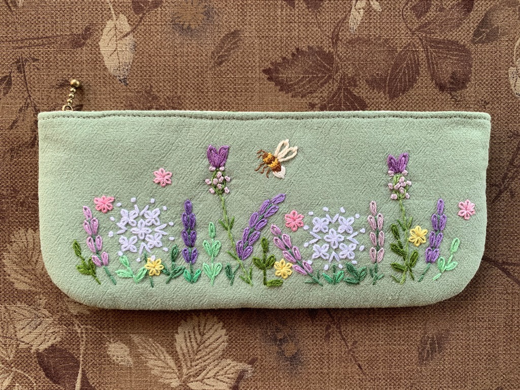 ハンドメイド　手刺繍　「蜜蜂とラベンダーガーデンのペン、グラスケース　筆記用具　眼鏡　コスメ用品　大きめサイズ　ライムグリーン色_画像1