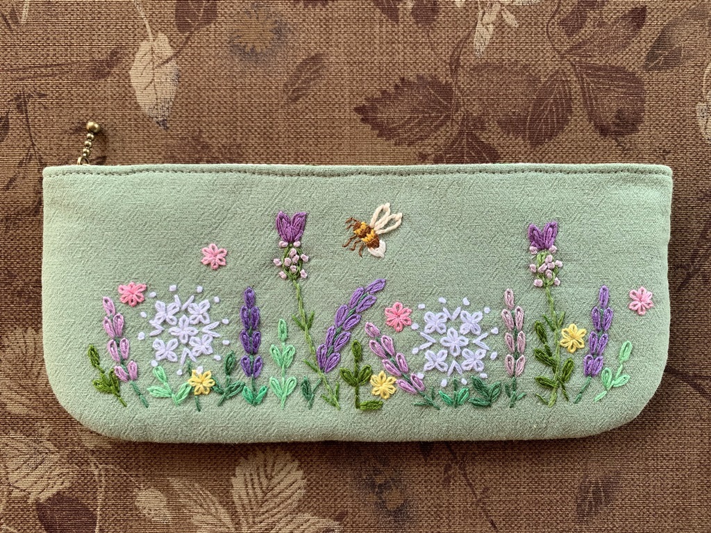 ハンドメイド　手刺繍　「蜜蜂とラベンダーガーデンのペン、グラスケース　筆記用具　眼鏡　コスメ用品　大きめサイズ　ライムグリーン色_画像2