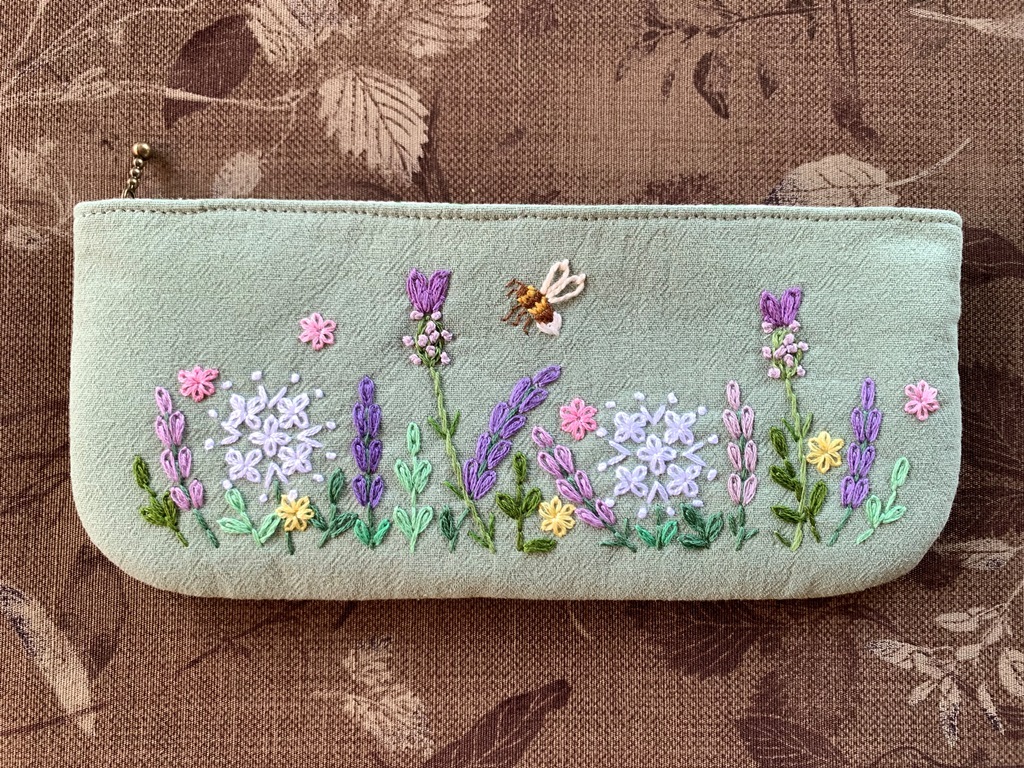 ハンドメイド　手刺繍　「蜜蜂とラベンダーガーデンのペン、グラスケース　筆記用具　眼鏡　コスメ用品　大きめサイズ　ライムグリーン色_画像3