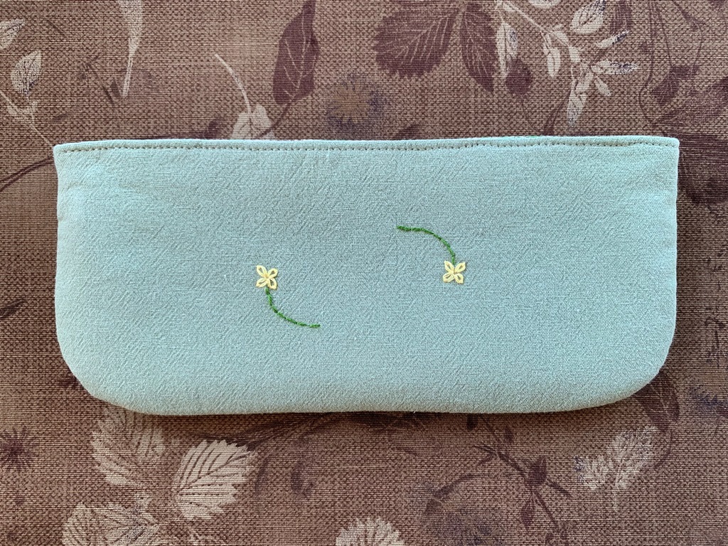 ハンドメイド　手刺繍　「蜜蜂とラベンダーガーデンのペン、グラスケース　筆記用具　眼鏡　コスメ用品　大きめサイズ　ライムグリーン色_画像4