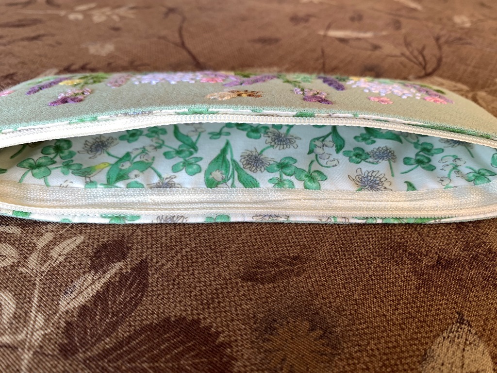 ハンドメイド　手刺繍　「蜜蜂とラベンダーガーデンのペン、グラスケース　筆記用具　眼鏡　コスメ用品　大きめサイズ　ライムグリーン色_画像5
