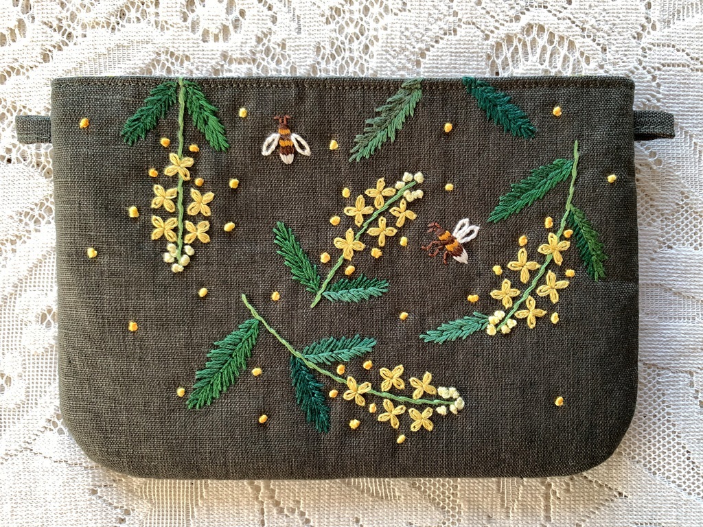 ハンドメイド　手刺繍　[蜜蜂とミモザのファスナー付きフラットポーチ」　２WAY　スマホ　眼鏡　通帳　モスグリーン色　プレゼント付き_画像1