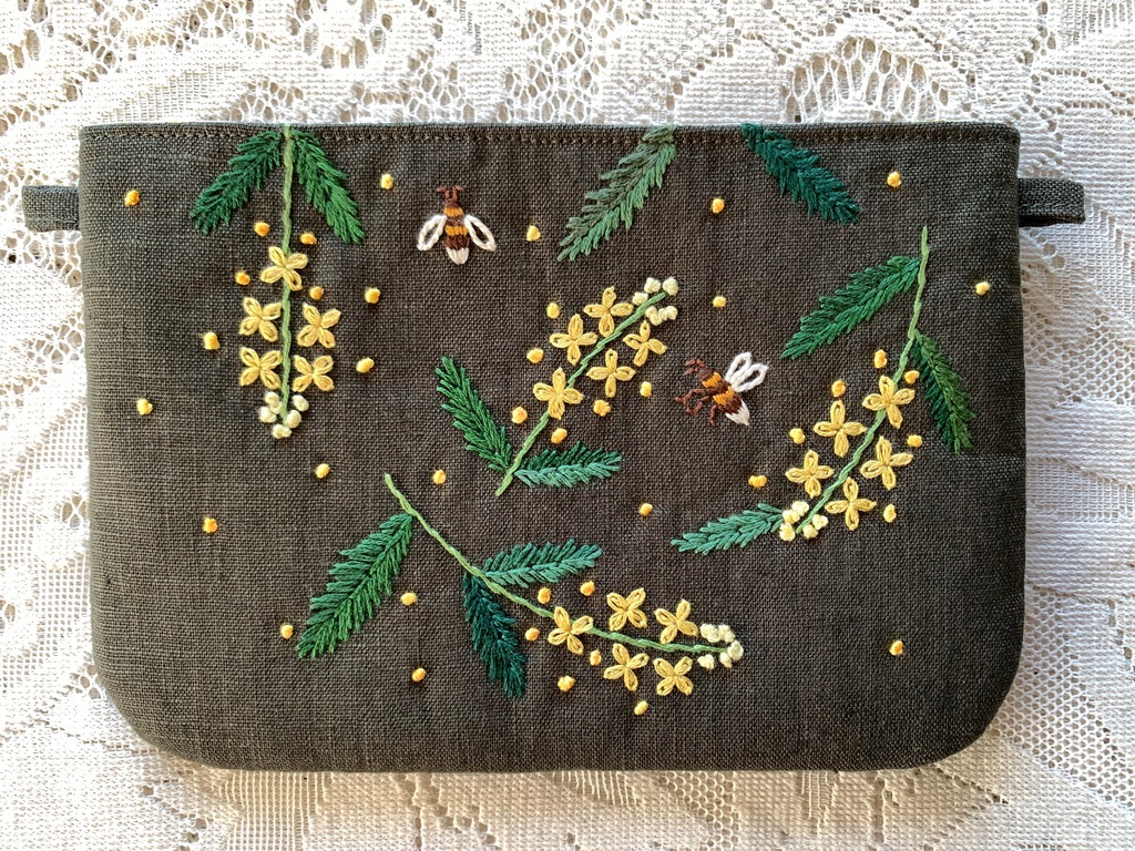 ハンドメイド　手刺繍　[蜜蜂とミモザのファスナー付きフラットポーチ」　２WAY　スマホ　眼鏡　通帳　モスグリーン色　プレゼント付き_画像2