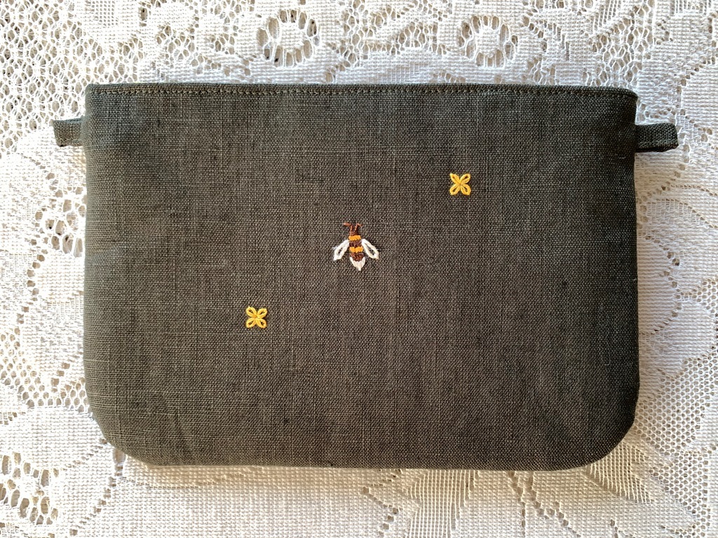 ハンドメイド　手刺繍　[蜜蜂とミモザのファスナー付きフラットポーチ」　２WAY　スマホ　眼鏡　通帳　モスグリーン色　プレゼント付き_画像3