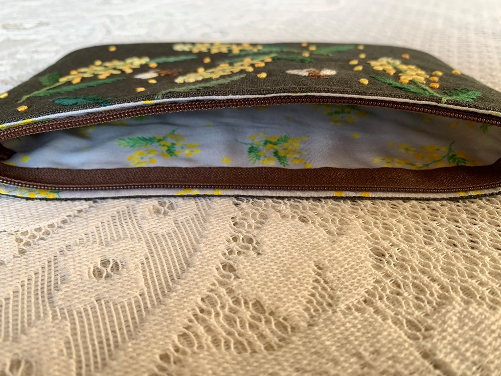 ハンドメイド　手刺繍　[蜜蜂とミモザのファスナー付きフラットポーチ」　２WAY　スマホ　眼鏡　通帳　モスグリーン色　プレゼント付き_画像4