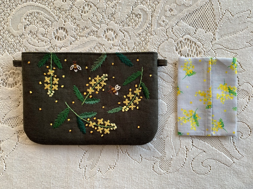 ハンドメイド　手刺繍　[蜜蜂とミモザのファスナー付きフラットポーチ」　２WAY　スマホ　眼鏡　通帳　モスグリーン色　プレゼント付き_画像5
