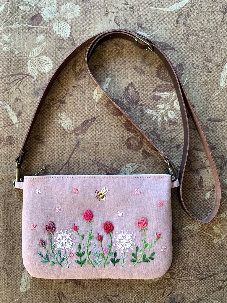 ハンドメイド 手刺繍 「蜜蜂とローズガーデンのファスナー付きフラットポーチ」 2WAY スマホ 眼鏡 通帳 モーブピンク色_画像6