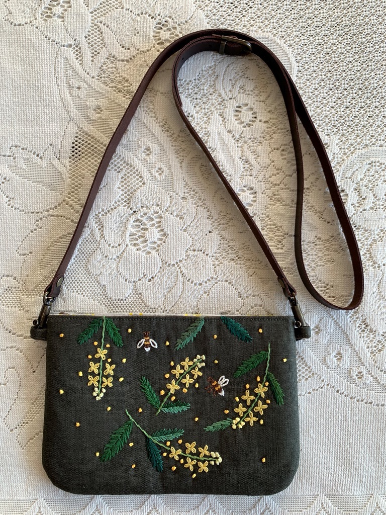 ハンドメイド　手刺繍　[蜜蜂とミモザのファスナー付きフラットポーチ」　２WAY　スマホ　眼鏡　通帳　モスグリーン色　プレゼント付き_画像6