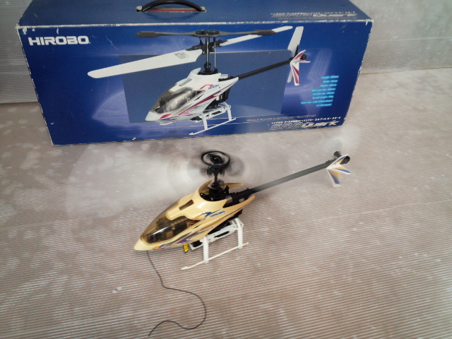 HIROBO S.R.B. Quark フタバ スカイスポーツ　４ 送信機 付き・未使用 メインローター１セット付_画像2