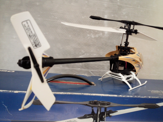 HIROBO S.R.B. Quark フタバ スカイスポーツ　４ 送信機 付き・未使用 メインローター１セット付_画像8