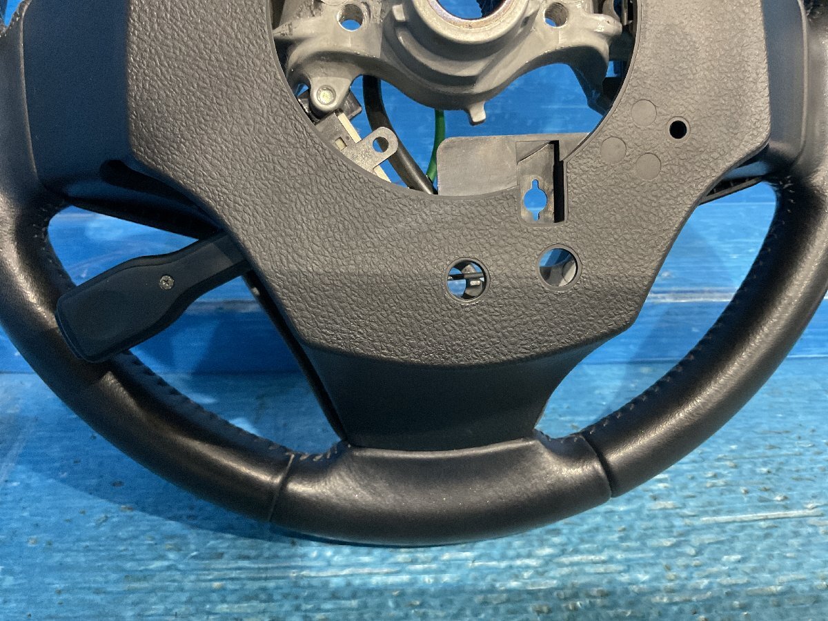② トヨタ ノア ZWR80G ハンドル レザー革 ホーンパッド・モジュール欠品 クルコンスイッチ付 (A5-201 132557) _画像8