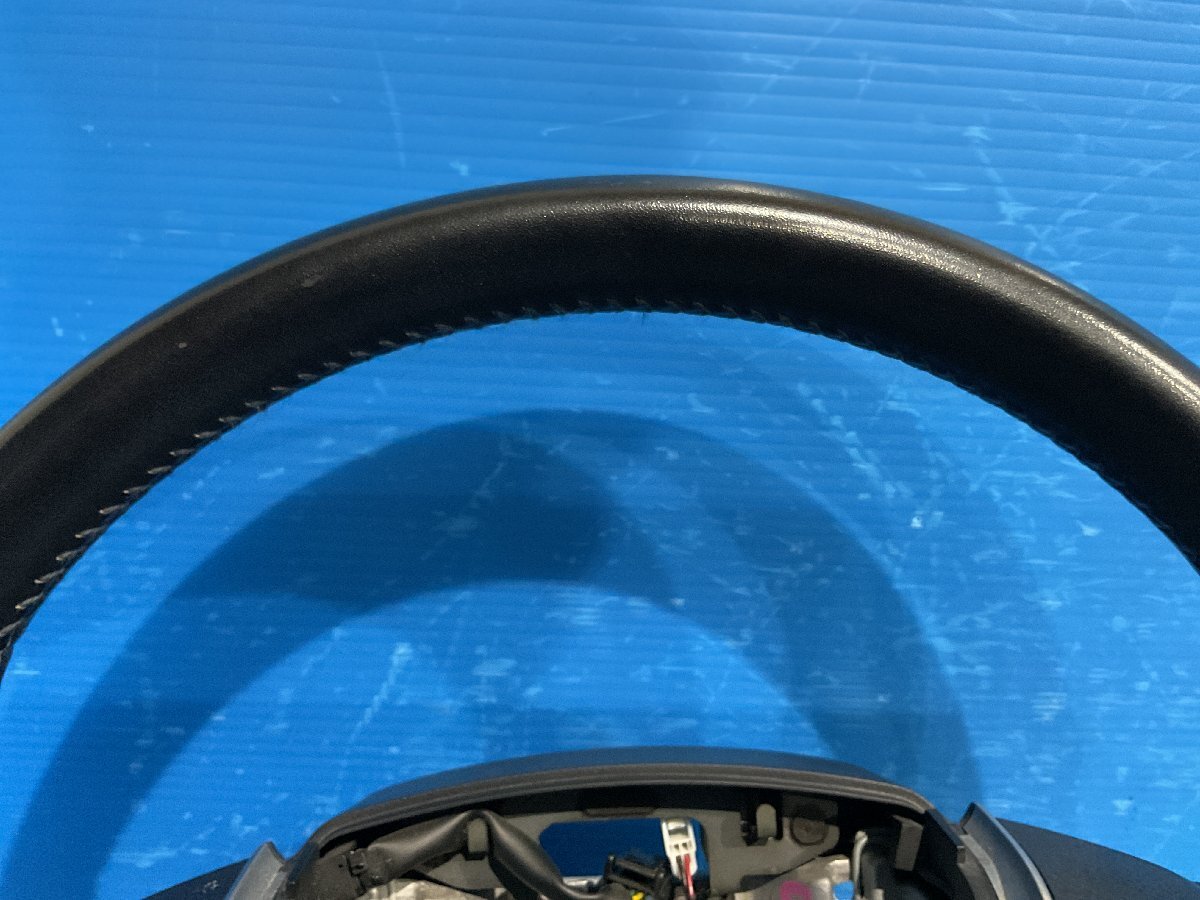 ② トヨタ ノア ZWR80G ハンドル レザー革 ホーンパッド・モジュール欠品 クルコンスイッチ付 (A5-201 132557) _画像2