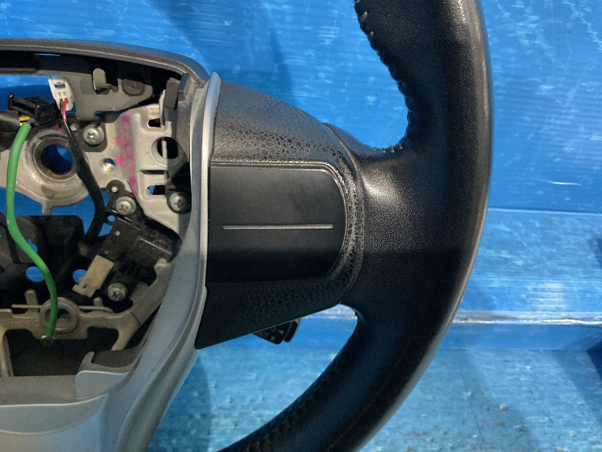 ② トヨタ ノア ZWR80G ハンドル レザー革 ホーンパッド・モジュール欠品 クルコンスイッチ付 (A5-201 132557) _画像4