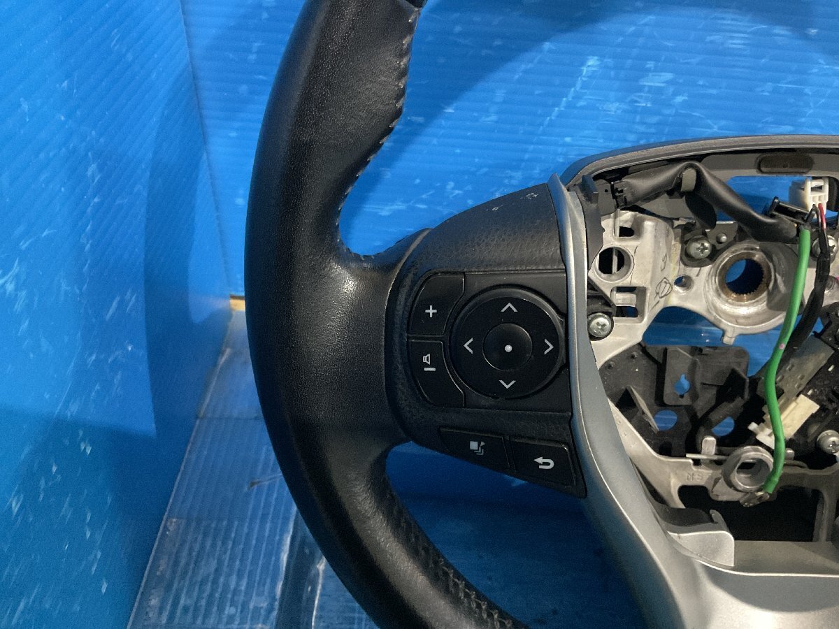 ② トヨタ ノア ZWR80G ハンドル レザー革 ホーンパッド・モジュール欠品 クルコンスイッチ付 (A5-201 132557) _画像3