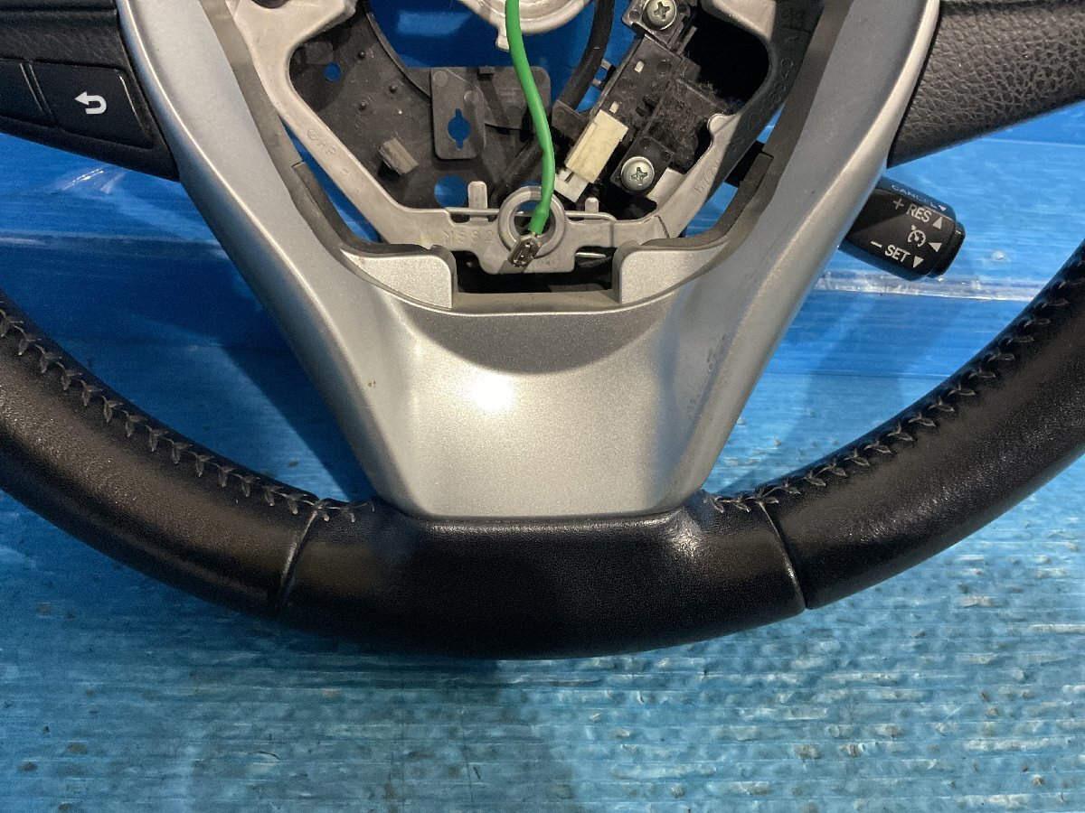 ② トヨタ ノア ZWR80G ハンドル レザー革 ホーンパッド・モジュール欠品 クルコンスイッチ付 (A5-201 132557) _画像5