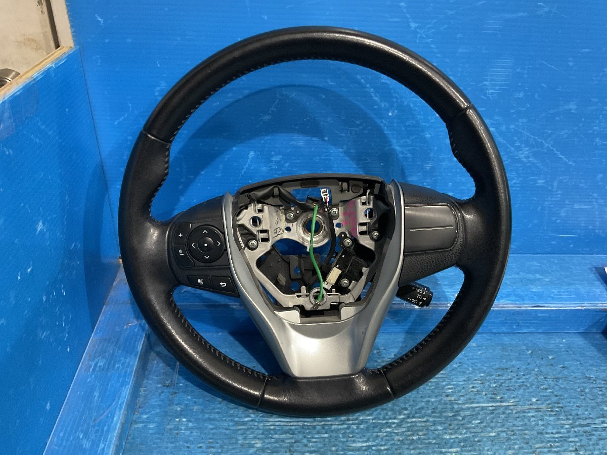 ② トヨタ ノア ZWR80G ハンドル レザー革 ホーンパッド・モジュール欠品 クルコンスイッチ付 (A5-201 132557) _画像1