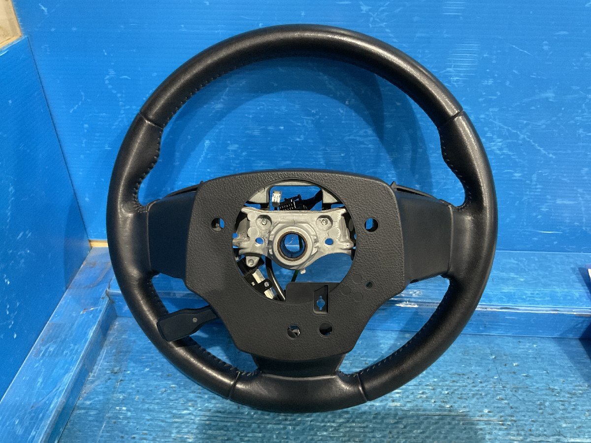 ② トヨタ ノア ZWR80G ハンドル レザー革 ホーンパッド・モジュール欠品 クルコンスイッチ付 (A5-201 132557) _画像6