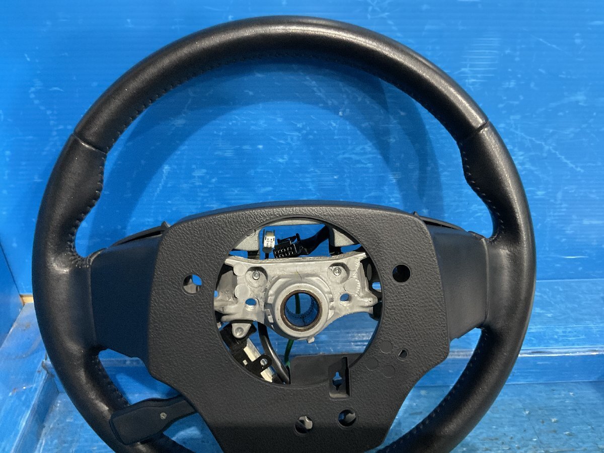 ② トヨタ ノア ZWR80G ハンドル レザー革 ホーンパッド・モジュール欠品 クルコンスイッチ付 (A5-201 132557) _画像9