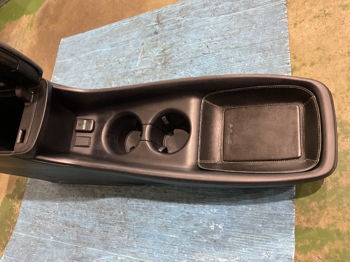 トヨタ プリウス ツーリング DAA-ZVW55 純正 コンソール 黒 レザー革 トリム№EB21（A7-101 135059）_画像3