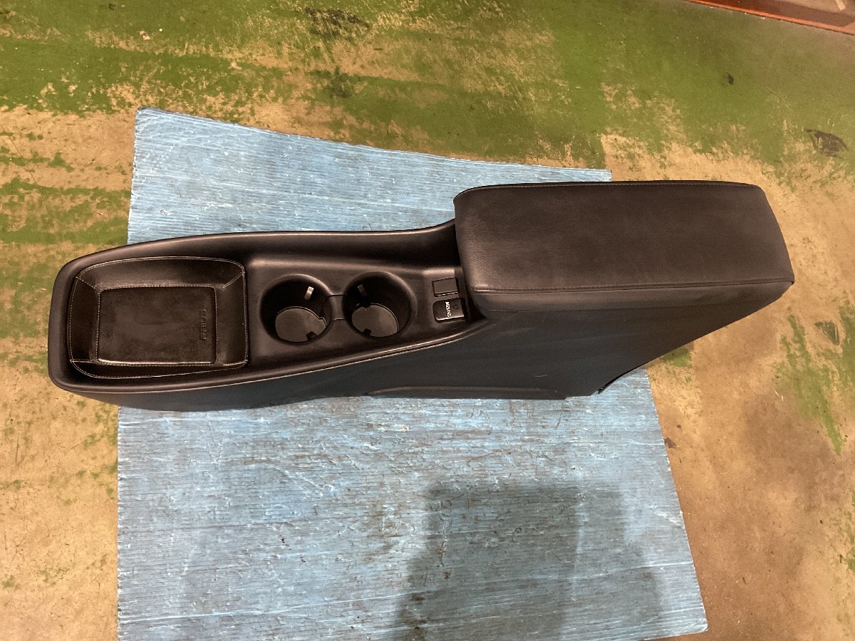 トヨタ プリウス ツーリング DAA-ZVW55 純正 コンソール 黒 レザー革 トリム№EB21（A7-101 135059）_画像1