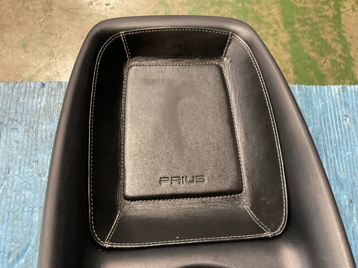 トヨタ プリウス ツーリング DAA-ZVW55 純正 コンソール 黒 レザー革 トリム№EB21（A7-101 135059）_画像8