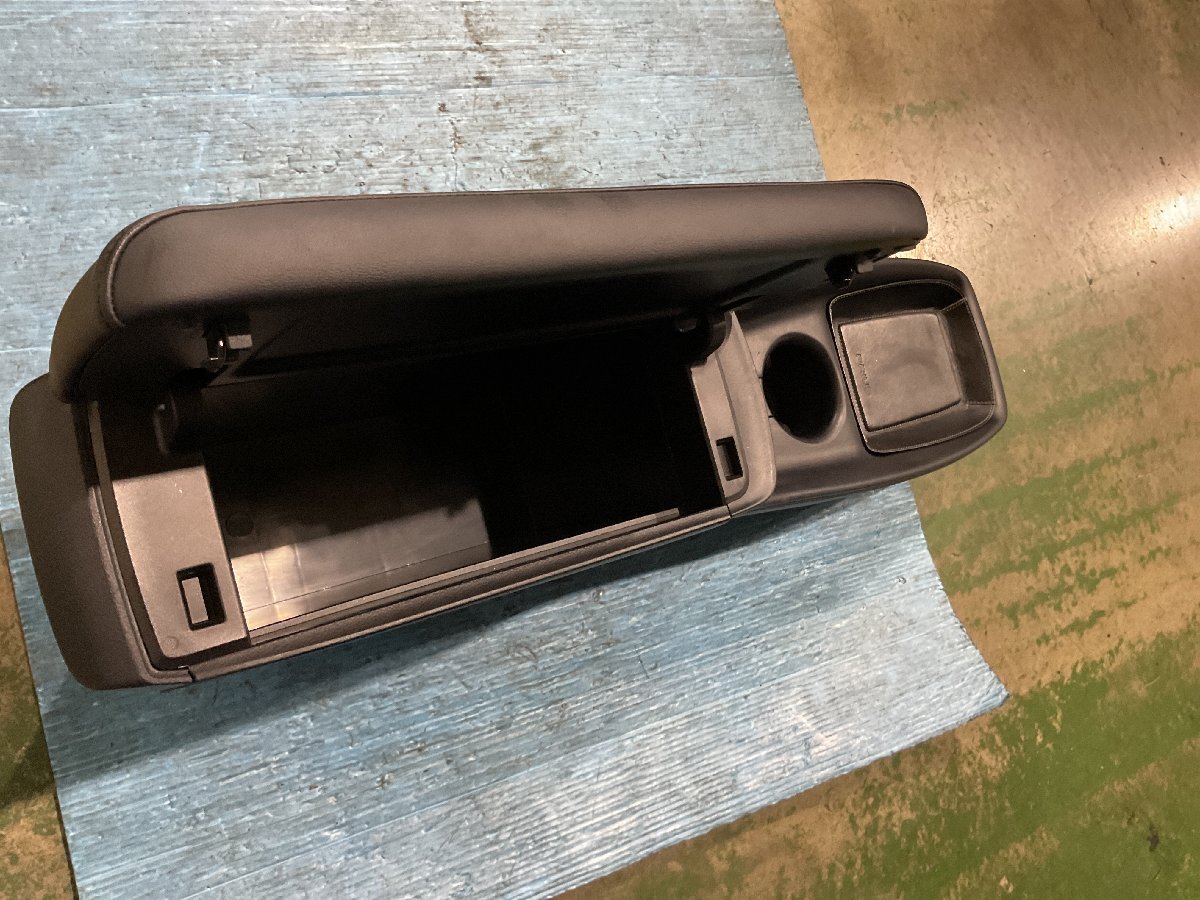 トヨタ プリウス ツーリング DAA-ZVW55 純正 コンソール 黒 レザー革 トリム№EB21（A7-101 135059）_画像2