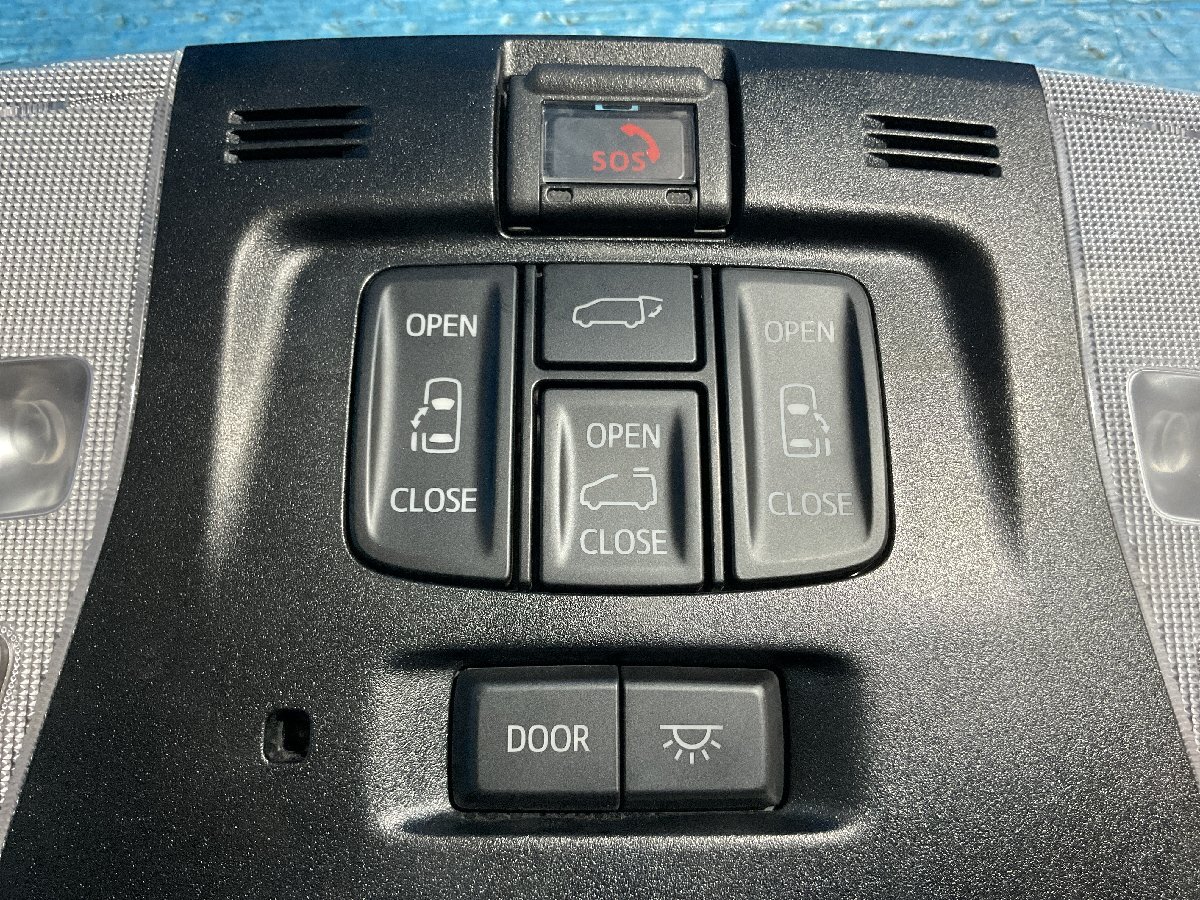 11 トヨタ アルファード 3BA-GGH35W 2020年9月 1D111-255G 純正 ルームランプ ジャンク品　(A7-201 134258 ）　_画像2