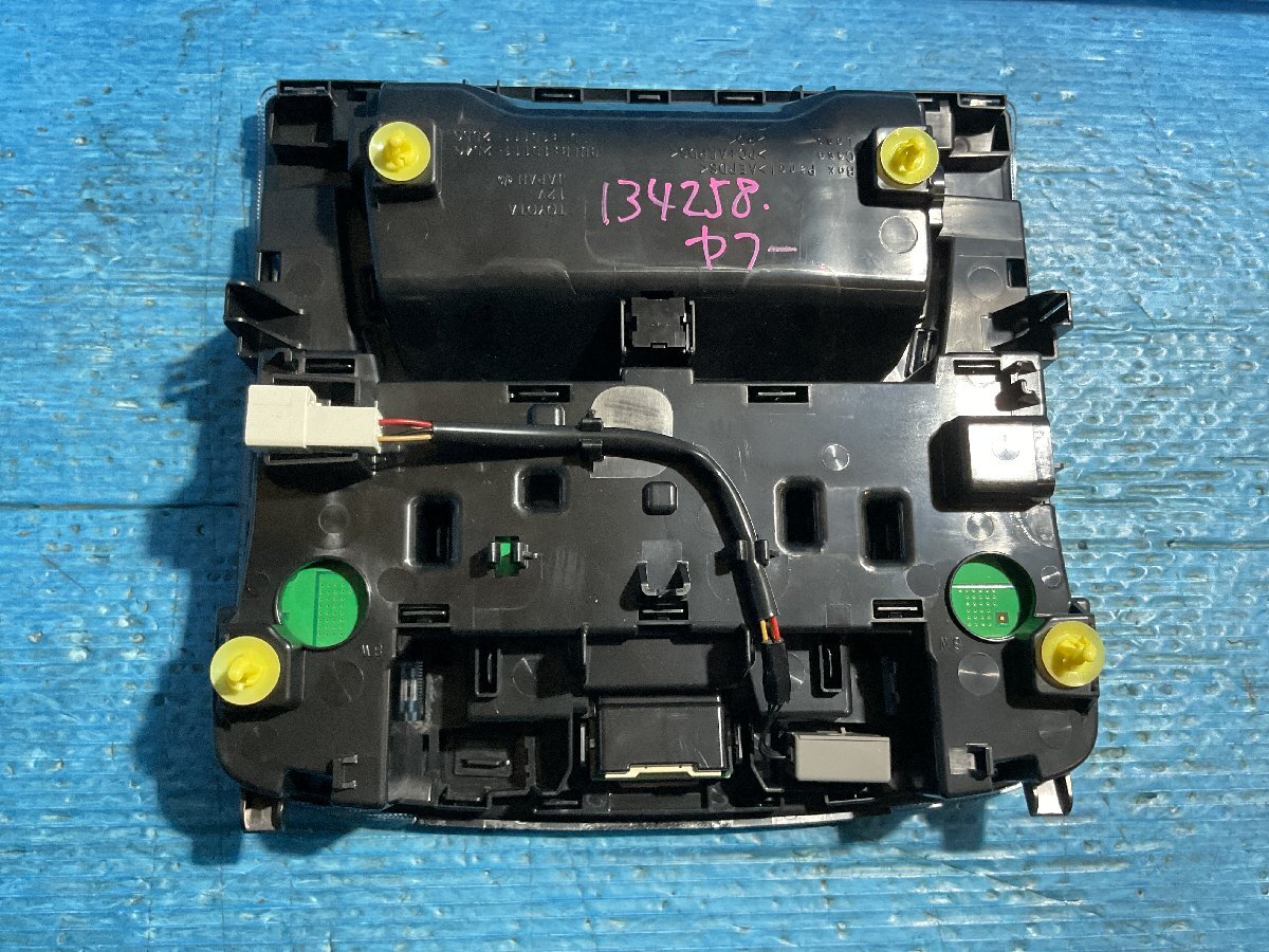 11 トヨタ アルファード 3BA-GGH35W 2020年9月 1D111-255G 純正 ルームランプ ジャンク品　(A7-201 134258 ）　_画像3