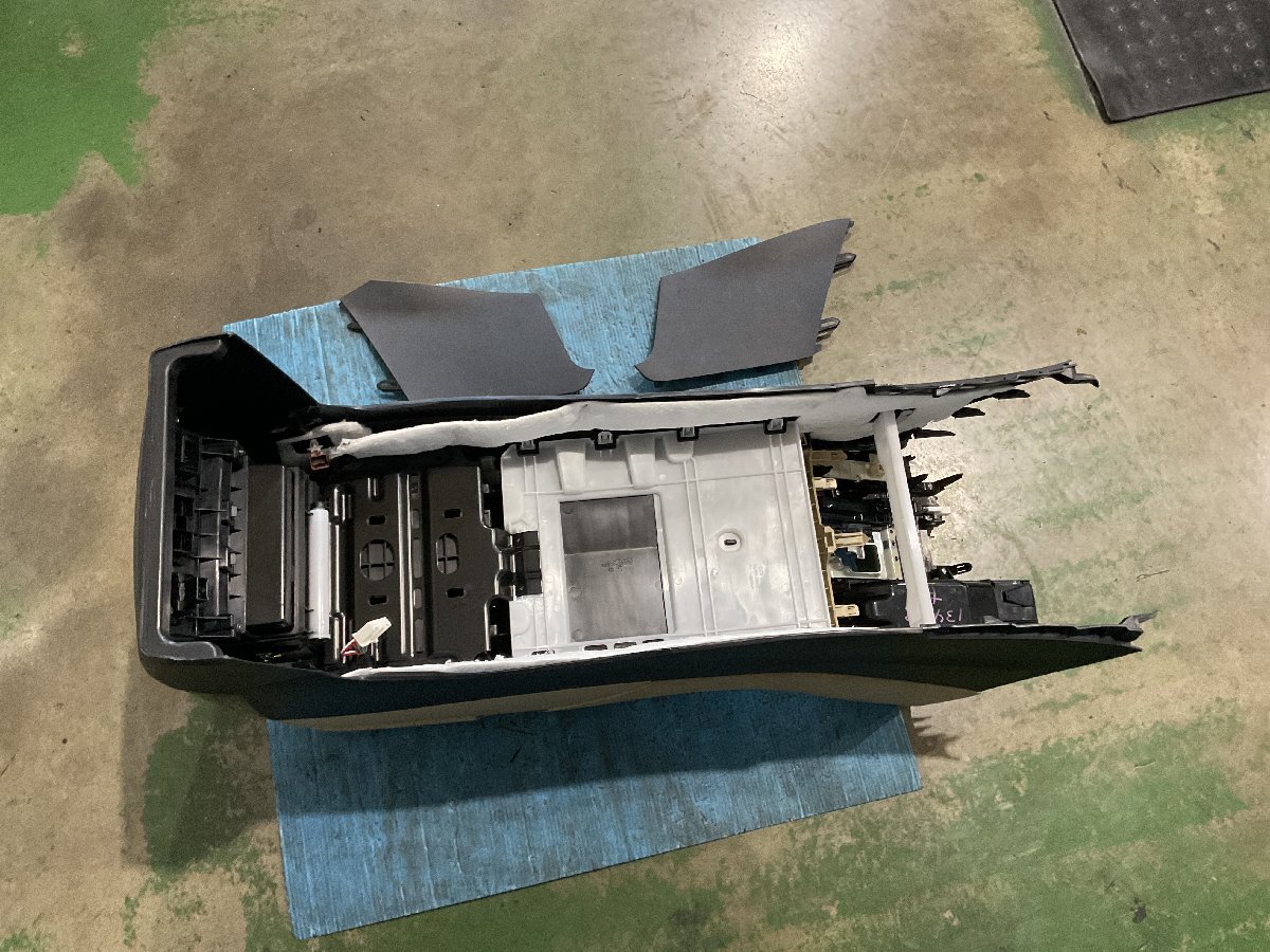 ④ ジャンク トヨタ アルファード 3BA-GGH35W 後期 2020年9月 エグゼクティブラウンジ センターコンソール トリム№LK01 (A7-101 134258 ）_画像5