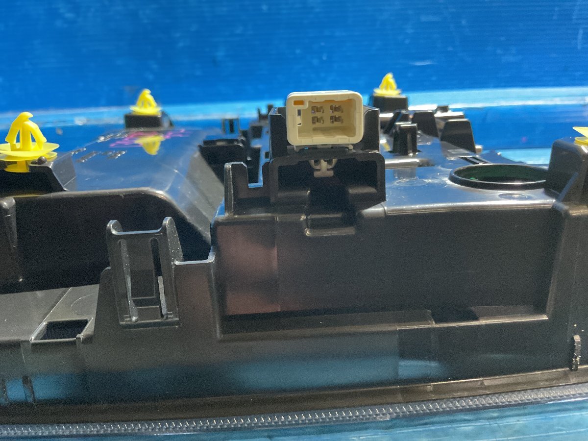 11 トヨタ アルファード 3BA-GGH35W 2020年9月 1D111-255G 純正 ルームランプ ジャンク品　(A7-201 134258 ）　_画像5