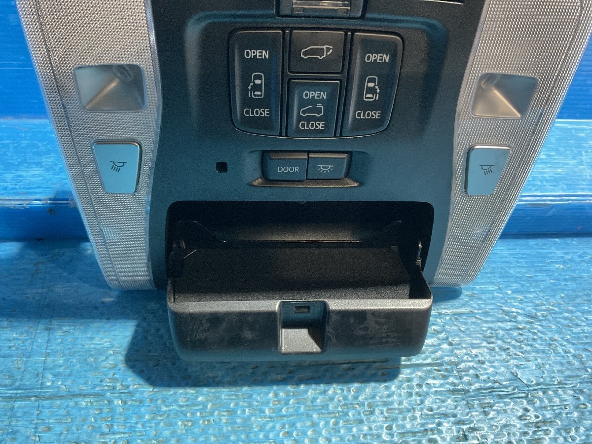 11 トヨタ アルファード 3BA-GGH35W 2020年9月 1D111-255G 純正 ルームランプ ジャンク品　(A7-201 134258 ）　_画像9