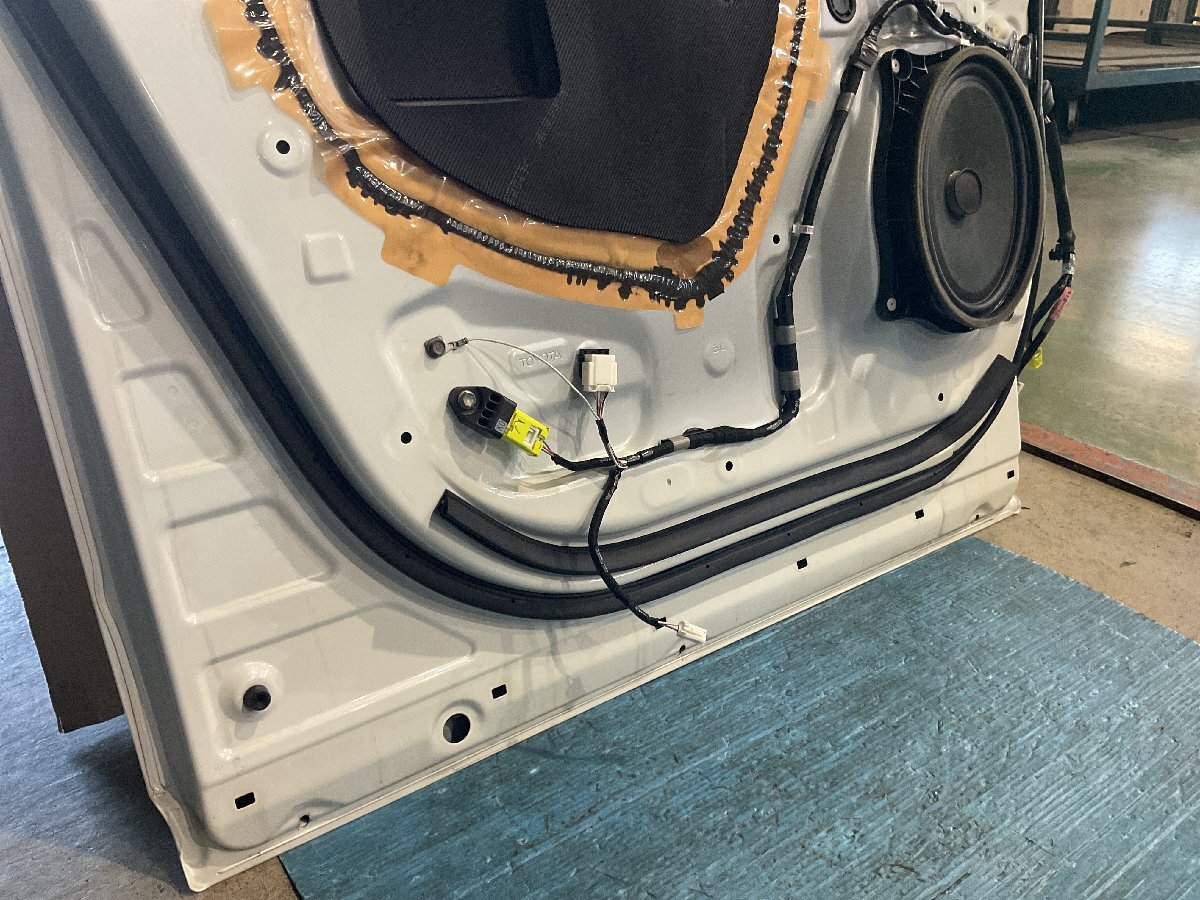 ① トヨタ ヴェルファイア 30系 2014年9月～ 前期 カラー№070 純正 左フロントドア 車内火災車両から外し（C8-203 131211 ）_画像8