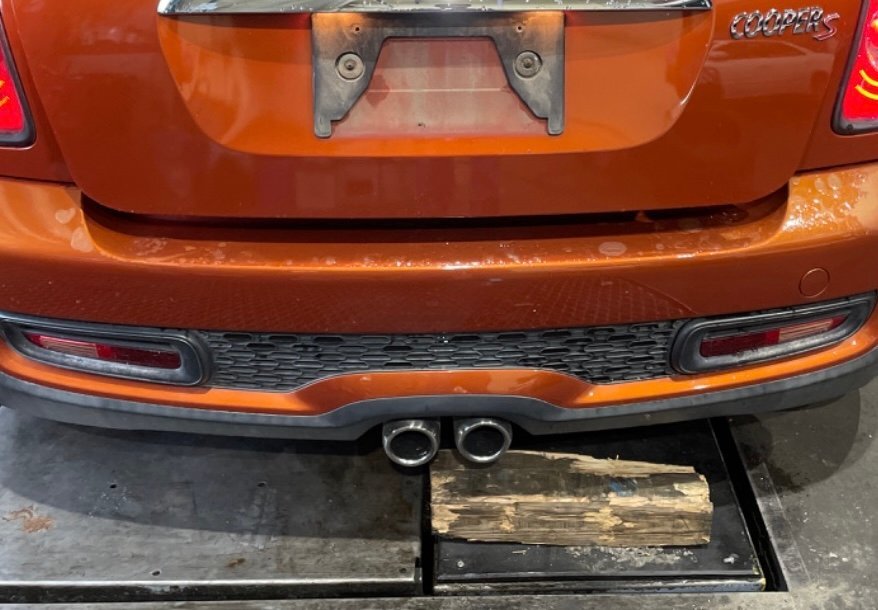 BMW MINI SV16 リアバンパーガーニッシュ ランプ付 (A8-101 120835）　_画像10