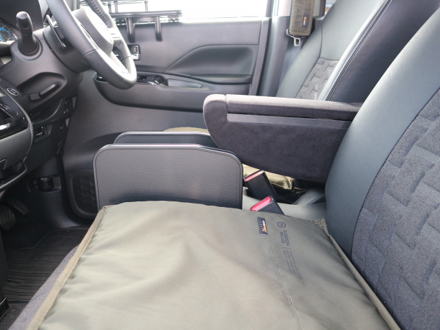 フロントセンターカップホルダー デリカミニ (23/5~)_画像3