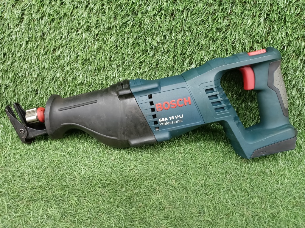 中古品 BOSCH ボッシュ 18V コードレスセーバーソー GSA18V-LI 2.6Ahバッテリー2個 + 3.0Ahバッテリー1個 + 充電器_画像2