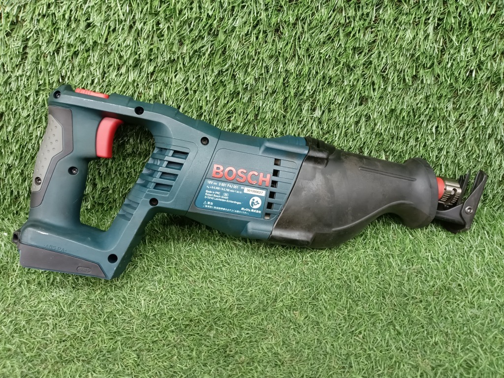 中古品 BOSCH ボッシュ 18V コードレスセーバーソー GSA18V-LI 2.6Ahバッテリー2個 + 3.0Ahバッテリー1個 + 充電器_画像3