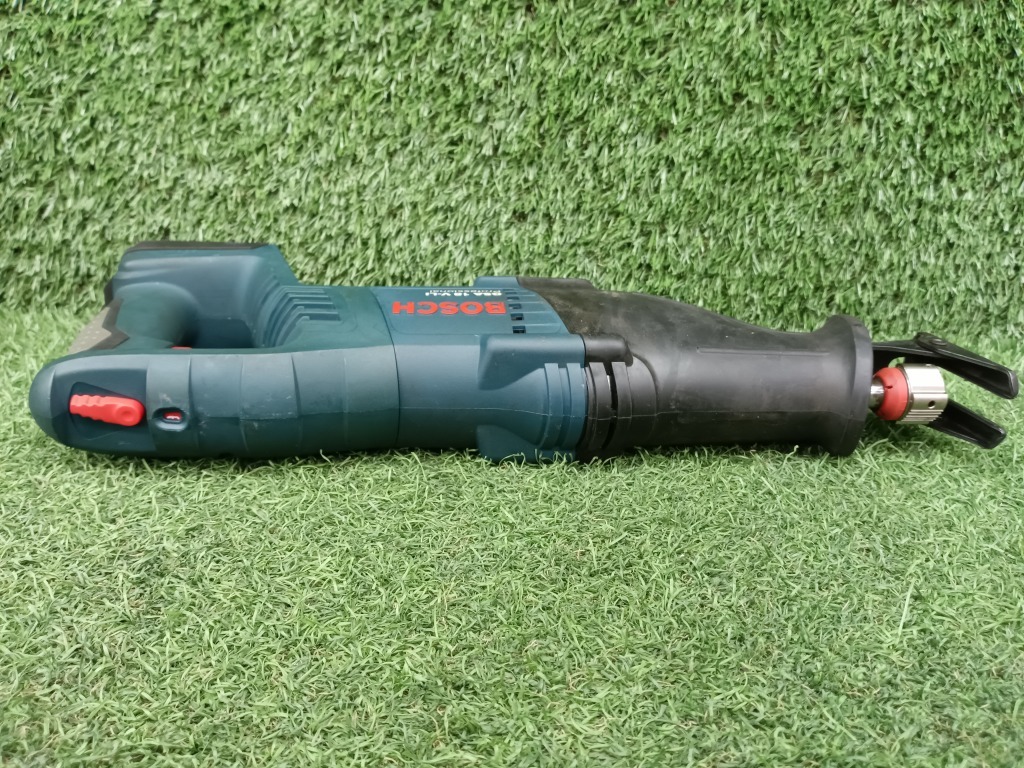 中古品 BOSCH ボッシュ 18V コードレスセーバーソー GSA18V-LI 2.6Ahバッテリー2個 + 3.0Ahバッテリー1個 + 充電器_画像4