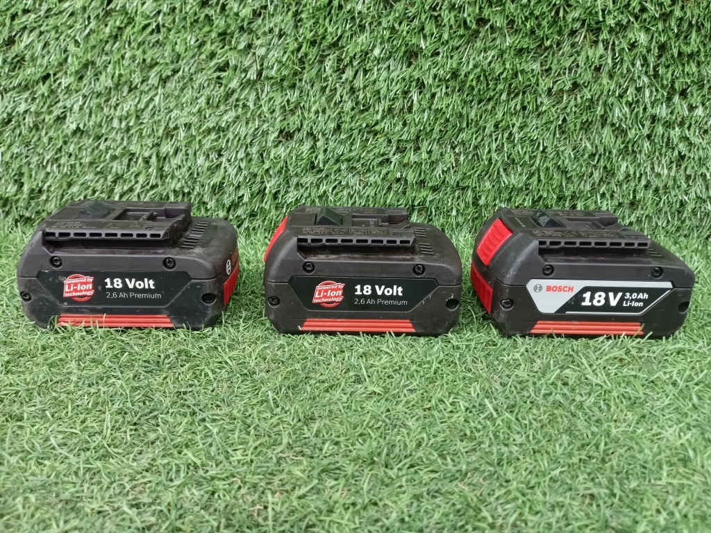 中古品 BOSCH ボッシュ 18V コードレスセーバーソー GSA18V-LI 2.6Ahバッテリー2個 + 3.0Ahバッテリー1個 + 充電器_画像7