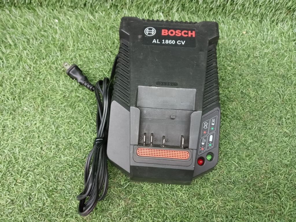 中古品 BOSCH ボッシュ 18V コードレスセーバーソー GSA18V-LI 2.6Ahバッテリー2個 + 3.0Ahバッテリー1個 + 充電器_画像8